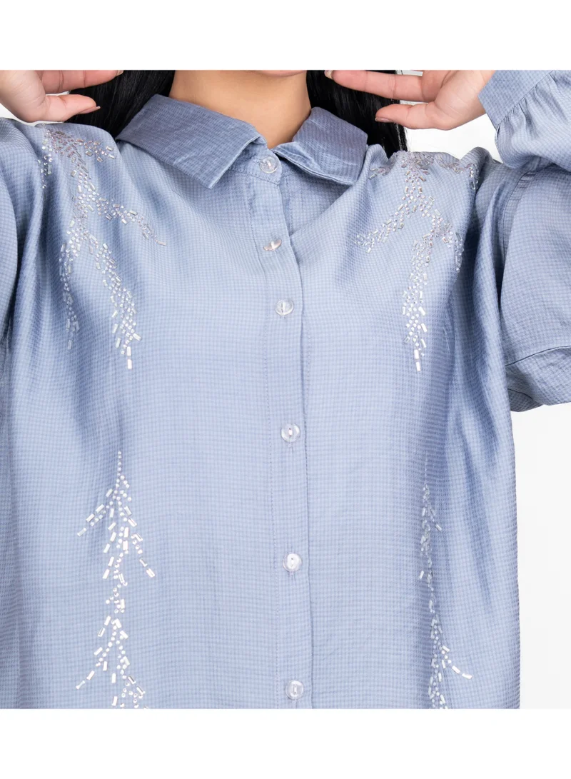 اكسا طقم عصري من قطعتين: قميص وبنطال، بتفاصيل تطريزية